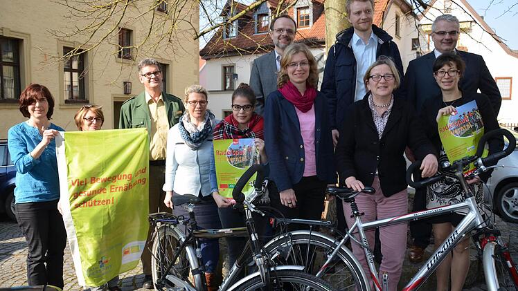 Radelspaß im Werntal: Für die Aktion warben (von links): Claudia Herberth, Elisabeth Volkmann, Harald Weidner, Martina Schöberl, Tamara Brasch, Stephan Roth, Eva Brasiek, Sebastian Schwarz, Valentine Lehrmann, Brigitte Then und Willi Warmuth. Foto: Jana Keul