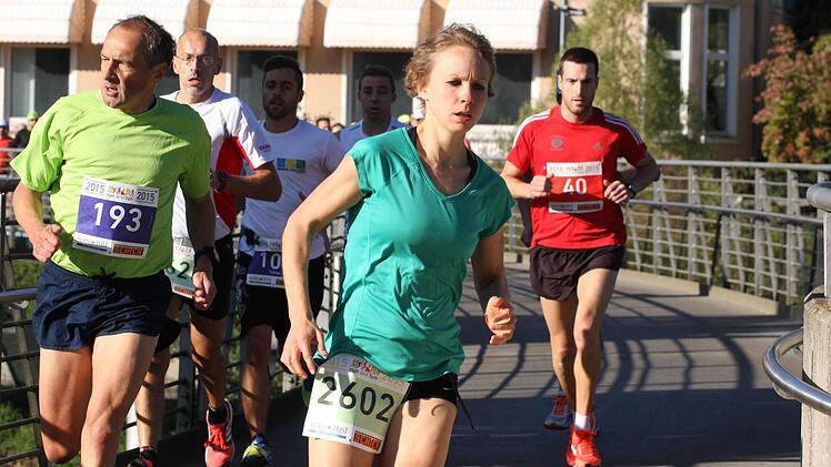 Raphaela Schmitten (2602) aus Würzburg gewann in Bad Kissingen den Halbmarathon der Frauen.Manuel Fößel (40) vom TV Ochsenfurt begann den Marathonlauf verhalten und holte sich auf den letzten Kilometern doch noch den Sieg beim ersten Bad Kissinger Marathon.