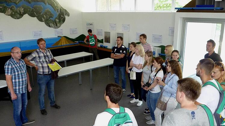 Im Informationszentrum der Trinkwasseraufbereitungsanlage Rieblich zeigt Wassermeister Michael Wunder den Gästen aus der Ukraine die Funktionsweise der Anlage auf.  Foto: Matthias Worst