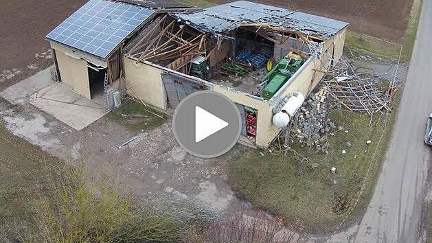 Ein Tornado fegte am Donnerstag über Kürnach im Kreis Würzburg hinweg und deckte etwa 60 Häuser ab. Am Tag danach, wird das ganze Ausmaß der Katastrophe sichtbar. Foto: News5