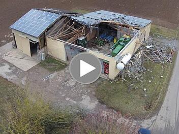 Ein Tornado fegte am Donnerstag &uuml;ber K&uuml;rnach im Kreis W&uuml;rzburg hinweg und deckte etwa 60 H&auml;user ab. Am Tag danach, wird das ganze Ausma&szlig; der Katastrophe sichtbar. Foto: News5
