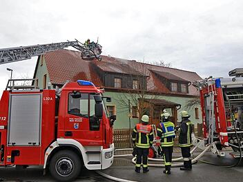 In Buttenheim kam es am Montag zu einem Dachstuhlbrand. Foto: Ferdinand Merzbach, News5