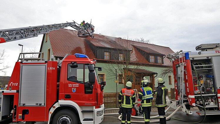In Buttenheim kam es am Montag zu einem Dachstuhlbrand. Foto: Ferdinand Merzbach, News5