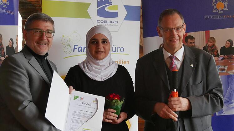 Projekt Elterntalk: Die Auszeichnung durch Landrat Busch und Coburgs 3. Bürgermeister Thomas Nowak machte die Moderatorinnen stolz und sie freuten sich, so gewürdigt zu werden.  Foto: Manja von Nida