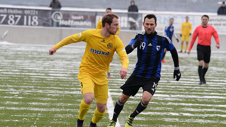 Dominik Schmitt (links) bereitete in Pipinsried zwei Treffer der SpVgg Bayreuth vor. Foto: Peter Mularczyk/Archiv