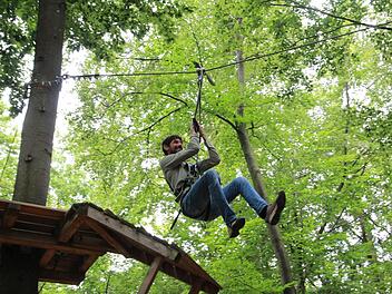 Der Erlebnispädagoge Norbert Kotz von der  Pestalozzischule Forchheim im Hochseilgarten  bei Veilbronn. Er ist mit zwei Karabinerhaken gesichert.Fotos: Andreas Oswald