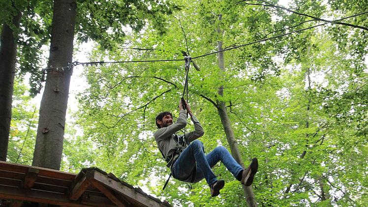 Der Erlebnispädagoge Norbert Kotz von der  Pestalozzischule Forchheim im Hochseilgarten  bei Veilbronn. Er ist mit zwei Karabinerhaken gesichert.Fotos: Andreas Oswald