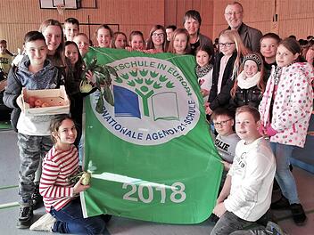 Mit dem Hissen der Umweltfahne feierte die Umweltgruppe der Grundschule Burkardroth gemeinsam mit Schulleiterin Claudia Klaas und Bürgermeister Waldemar Bug (beide rechts hinten) das zehnjährige Jubiläum als "Umweltschule in Europa". Foto: Sigismund von Dobschütz