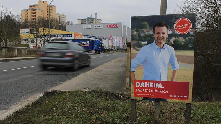 Ganz klassisch geklebt - und mit universeller Nachricht: Das Plakat vom Lichtenfelser Bürgermeister Andreas Hügerich passt für Bürgermeister- und Kreistagswahl.  Fotos: Tobias Kindermann