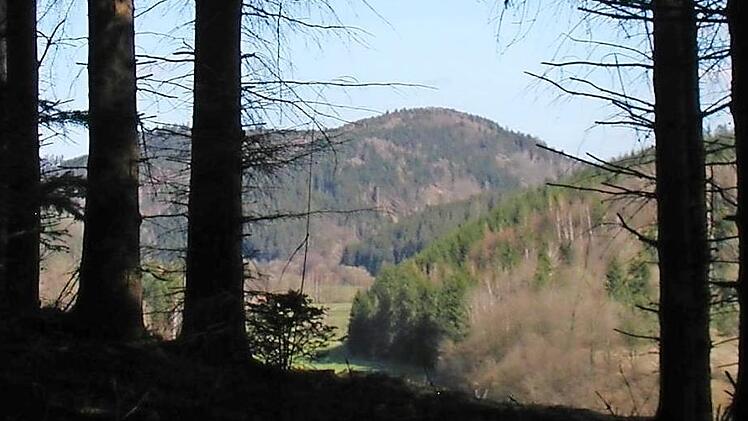 Blick vom Südwesten des "Unterlandes" zum sagenumwobenen Silberberg. Foto/Repro: Alexander Grahl