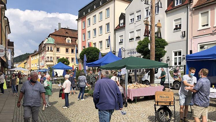 Dank gutem Wetter und einem breiten Marktangebot besuchten zahlreiche Menschen den Markt in der Bad Brückenauer Innenstadt. Foto: Mark Decker