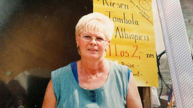 Hildegund war auch für die Tombola zuständig: 1996 kostete ein Los für die Äthiopienhilfe zwei DM. Fotos: privat