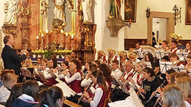 Das Weihnachtskonzert in der Pfarrkirche St. Bartholom&auml;us begeisterte die Besucher.