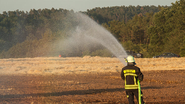 Feuerwehr löscht Brand in Mähdrescher