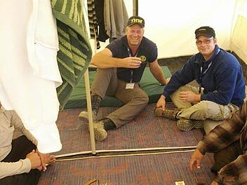 Michael Geßner vom Technischen Hilfswerk Bad Kissingen unterstützte sechs Wochen die Arbeit in einem Flüchtlingslager in el Za'atari in Jordanien. Unser Bild zeigt ihn (2. von links) mit weiteren Helfern. Fotos: privat