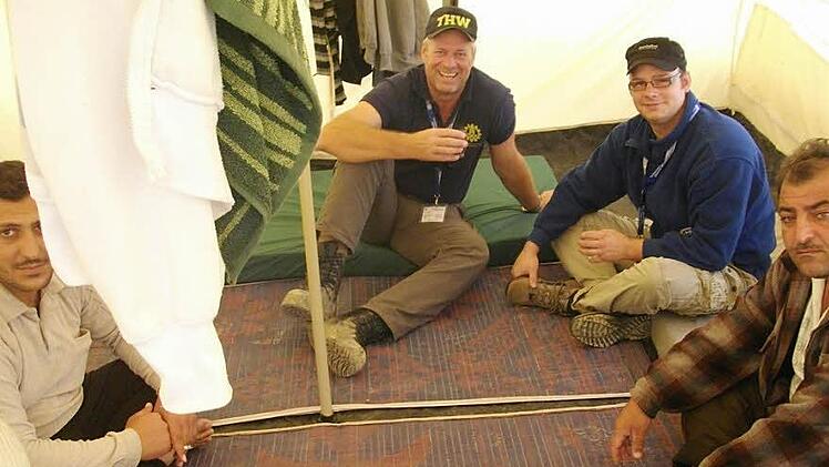 Michael Geßner vom Technischen Hilfswerk Bad Kissingen unterstützte sechs Wochen die Arbeit in einem Flüchtlingslager in el Za'atari in Jordanien. Unser Bild zeigt ihn (2. von links) mit weiteren Helfern. Fotos: privat