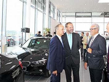 Geschäftsführer Ralf Rhein (links) und der BMW-Vertriebsleiter Region Süd, Michael Jansen (rechts), führten den Sälzer Bürgermeister Martin Schmitt und Neustadts Bürgermeister Bruno Altrichter durch die Ausstellungsräume des Autohauses Rhein Rhön-Saale. Foto: Heike Beudert