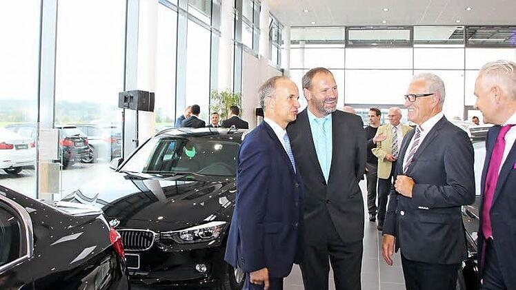 Geschäftsführer Ralf Rhein (links) und der BMW-Vertriebsleiter Region Süd, Michael Jansen (rechts), führten den Sälzer Bürgermeister Martin Schmitt und Neustadts Bürgermeister Bruno Altrichter durch die Ausstellungsräume des Autohauses Rhein Rhön-Saale. Foto: Heike Beudert