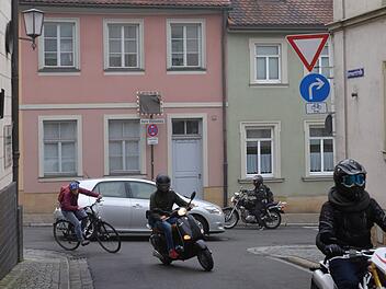 Aus der Sternwartstraße darf der motorisierte Verkehr nur noch nach rechts in den Oberen Stephansberg abbiegen. Auto- und Lkw-Fahrer müssen nun ihr Fahrzeug am Stephansplatz wenden und wieder nach oben (im Bild nach links) fahren.  Foto: Ronald Rinklef