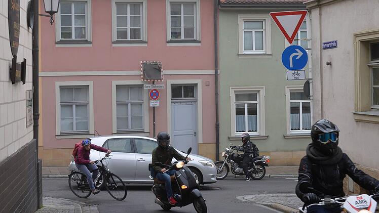 Aus der Sternwartstraße darf der motorisierte Verkehr nur noch nach rechts in den Oberen Stephansberg abbiegen. Auto- und Lkw-Fahrer müssen nun ihr Fahrzeug am Stephansplatz wenden und wieder nach oben (im Bild nach links) fahren.  Foto: Ronald Rinklef