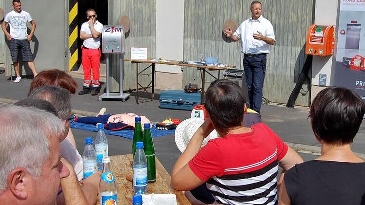 Projektmanager Thomas Schreiner (Zentrum für Telemedizin, Bad Kissingen) erklärte den Albertshäusern die Handhabung des Externen Automatisierten Defibrilators (AED). Foto: S.v. Dobschütz
