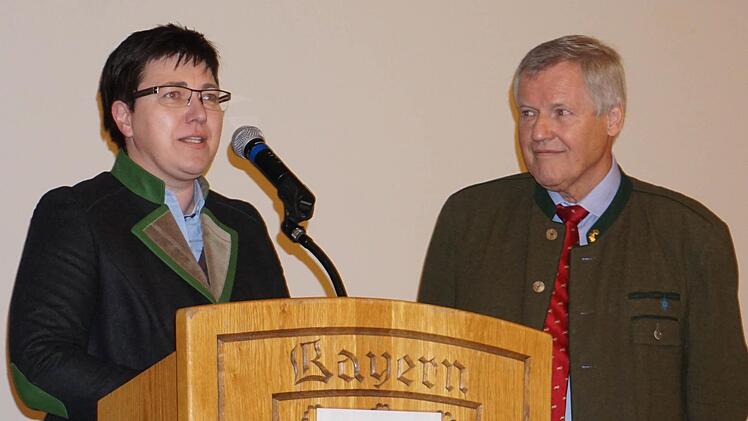 Oberelsbachs Bürgermeisterin Birgit Erb und BJV-Präsident Prof. Dr. Jürgen Vocke.  Foto: Marion Eckert
