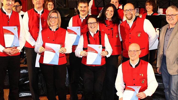 Für 30 Jahre aktives Musizieren wurden geehrt (von links): Peter Gottwalt,Gregor Liebelt, Daniela Häberlein, Andreas Scheller, Nathalie Liebelt, Silke Vorndran, Markus Hehn, Andreas Miller und Jürgen Köstler. Foto: Thomas Dill