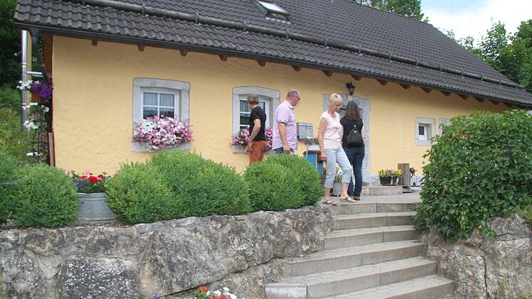 Das alte Bauernhaus ist mit Blumen geschmückt. Foto: Sonny Adam