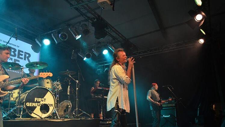 Mit altbekannten Rock-Klassikern versetzte die Band "Number Nine" das feierwütige Publikum zurück in die 80er und 90er Jahre.