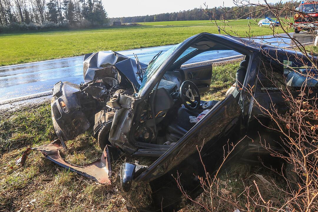 Kreis Bamberg: Beim Überholen Kontrolle verloren – 18-Jähriger kracht gegen Baum