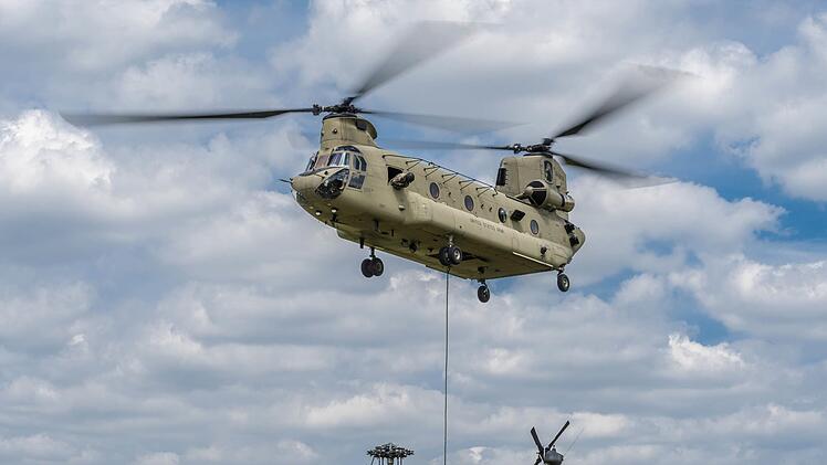 Ein doppelrotoriger CH-47-Chinook-Hubschrauber transportiert einen UH-60 Black-Hawk ab. Beide Typen wurden in letzter Zeit über Bamberger Land gesichtet. Nicolas Armer/dpa