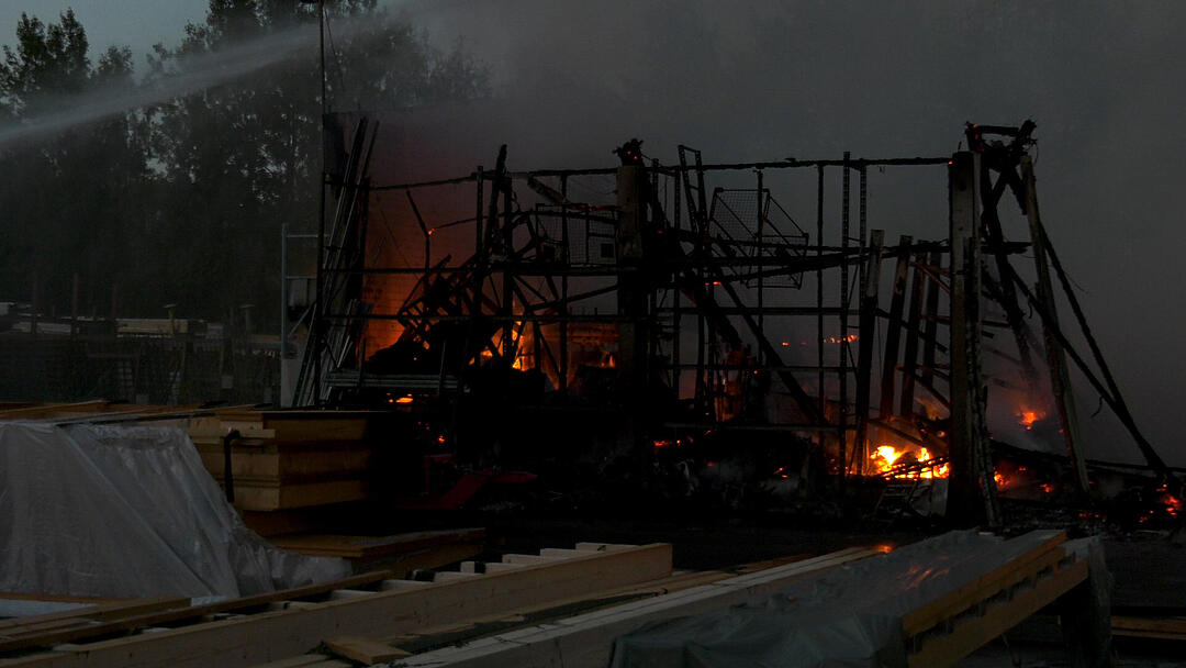 Lagerhalle in Wunsiedel komplett abgebrannt - Schaden enorm, Einsturzgefahr