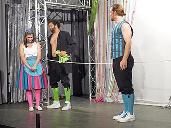 Szene aus "Das Spiel von Liebe und Zufall" (von links) verschämte Silvia, selbstbewusster Arlequin, eifersüchtiger Dorante.  Foto: Elisabeth Görner