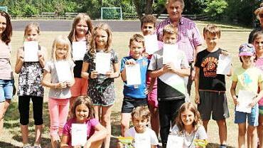 Die besten Pressecker Schüler bei den Bundesjugendspielen (hinten mit Lehrerin Andrea Söllner, links, und Rektorin Heidemarie Hebentanz-Weiß, rechts, sowie Bürgermeister Siegfried Beyer) wurden mit Siegerurkunden bedacht. Ehrenurkunden bekamen (sitzend von links) Therese Herbst, Dominik Brendel und Tamara Lang. Foto: Klaus Klaschka