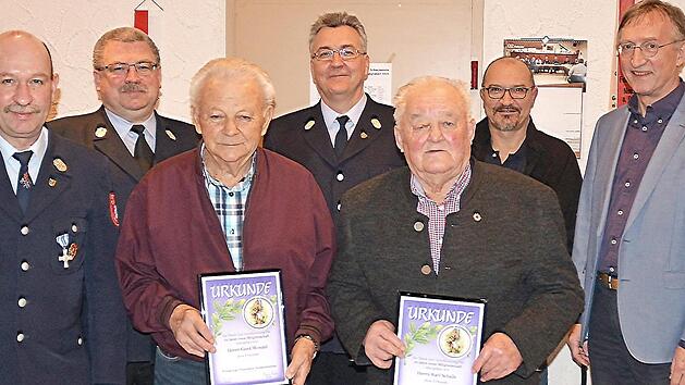 Eine Urkunde f&uuml;r 65 Jahre Mitgliedschaft erhielt Gerd Wendel (links), eine Urkunde f&uuml;r 50 Jahre Karl Schalle (rechts). Foto: privat