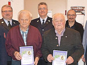 Eine Urkunde für 65 Jahre Mitgliedschaft erhielt Gerd Wendel (links), eine Urkunde für 50 Jahre Karl Schalle (rechts). Foto: privat