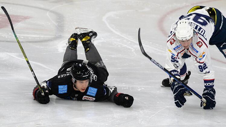 Troy Rutkowski von den Kassel Huskies (rechts) führte den Bayreuther Timo Walther aufs Glatteis und fiel danach selbst.Peter Mularczyk