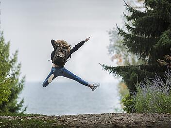 Springen ist eine High-Impact-Übung, die einfach und überall durchgeführt werden kann.