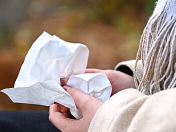 Frau mit Taschentuch