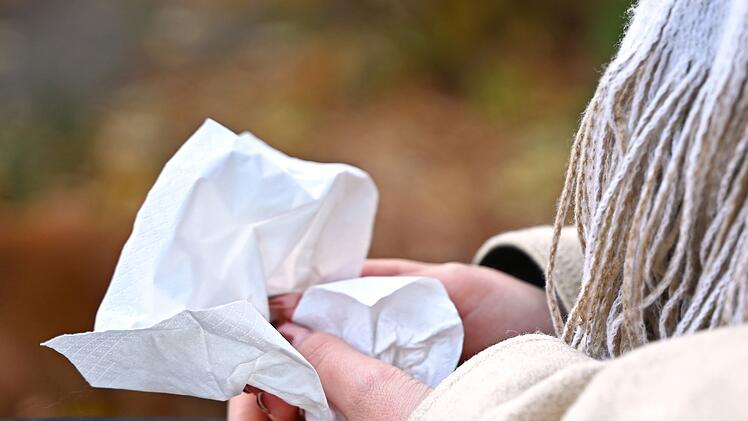 Frau mit Taschentuch