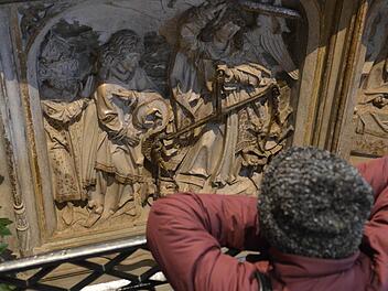 Auf dem Kaisergrab im Dom ist die "Bamberger Waage" zu sehen, die der Sage nach gerade stehen müsste, ehe die Welt eines Tages untergeht. Foto: Ronald Rinklef