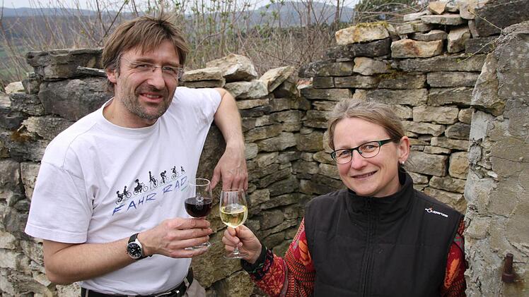 Elisabeth Assmann und ihr Mann Thomas Meindl vor den Mauern der Weinbergshütte, die noch renoviert werden soll.