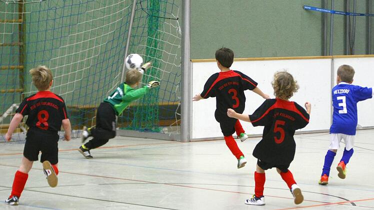 Tor für die G-Junioren des VfB (blaue Trikots) im Spiel gegen den TSV 08.