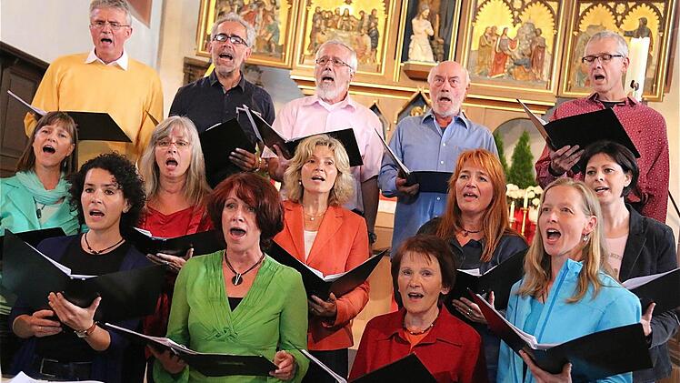 Die Hammelburger Gesangs- und Instrumentalgruppe feierte ihr 50-jähriges Bestehen mit einem großen Konzert. Seit Beginn sind bei GuIG familiäre und freundschaftliche Verbindungen genauso wichtig wie Gesang und Glaube.  Fotos: Gerd Schaar