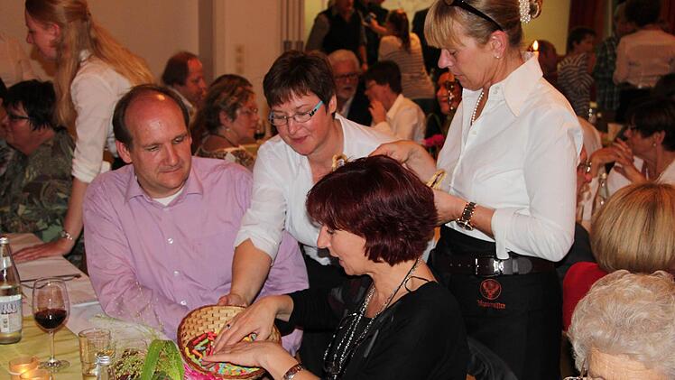 Losverkauf für den guten Zweck. Bei einer Tombola gab es viele schöne Preise zu gewinnen. Foto: Rainer Glissnik