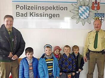 Die Vorschulkinder vom Kindergarten Poppenroth besuchten die Polizeistation in Bad Kissingen.  Foto: Wimmel