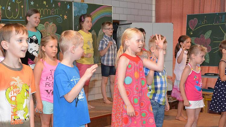 Die Kinder der Doppelklasse 1/2 mit ihrem Lied "Ich brauche kein Orchester".  Foto: Gerhard Schmidt