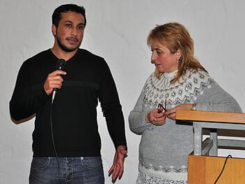 Die Syrerin Siza Zaby, die der Liebe wegen nach Deutschland kam und als Alltagsbetreuerin für Asylbewerber am Landratsamt arbeitet, stand als Referentin und Übersetzerin beim "Willkommens-Café" in Theres zur Verfügung. Mit im Bild Mohammad Alramadan aus Syrien. Fotos: Ulrike Langer