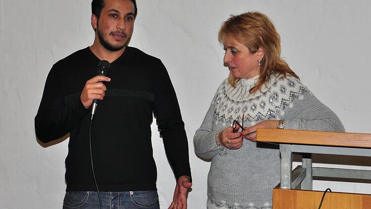 Die Syrerin Siza Zaby, die der Liebe wegen nach Deutschland kam und als Alltagsbetreuerin für Asylbewerber am Landratsamt arbeitet, stand als Referentin und Übersetzerin beim "Willkommens-Café" in Theres zur Verfügung. Mit im Bild Mohammad Alramadan aus Syrien. Fotos: Ulrike Langer