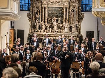 Zum Ausklang der Sinfoniekonzert-Saison beeindruckte das Philharmonische Orchester unter Leitung von Roland Kluttig mit Anton Bruckners 7. Sinfonie und der Uraufführung einer Rückert-Vertonung von Klaus Ospald.Foto: Jochen Berger